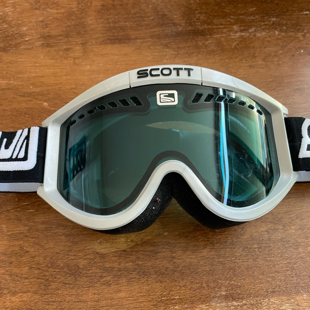 Scott ski/snowboard goggles with Serius face mask.